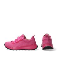 Rosenfarbene Wildledersport Schuhe mit einer strukturierten Oberfläche, abgerundetem Zehenbereich, elastischen Schnürsenkeln und einer Gummisohle mit einem leichten Absatz.