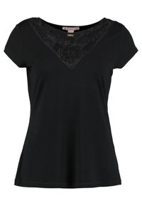 Camiseta negra de manga corta con diseño de cuello en V, con un detalle de encaje en el escote. Está hecha de un material suave y elástico.