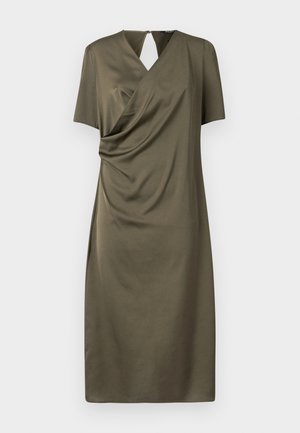 Robe olive, à manches courtes, avec un décolleté en V et un dos en trou de serrure. Le tissu est lisse avec des détails drapés sur un côté et une coupe jusqu'au genou.