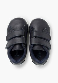 Tumes nahkkingad, millel on kaks velcro rihma, ümarad varbad ja valged kummitaldad. Siseosa on pehme, tumeda kangaga vooderdatud.