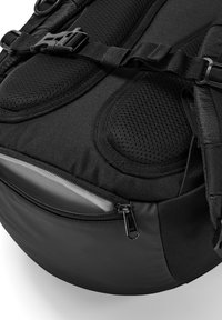 Schwarzer Rucksack mit gepolsterter Textur, Mesh-Akzenten, abgerundetem Boden und einem Reißverschlussfach. Verfügt über verstellbare Riemen und Hardware-Clips.
