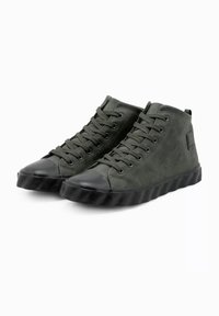 Baskets montantes en matériau synthétique vert foncé avec un embout en caoutchouc noir et une semelle texturée. Comprend des lacets plats et un col rembourré.