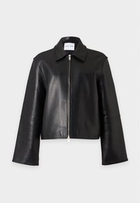Veste en cuir noire avec une fermeture éclair argentée à l'avant, des manches longues larges et un col pointu sur fond blanc.