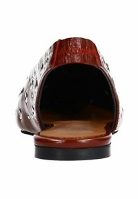 Rode leren schoen met een afgerond ontwerp, voorzien van een uitgesneden achterkant, metalen accenten en een gladde interieuroppervlak. Vlakke zwarte zool.