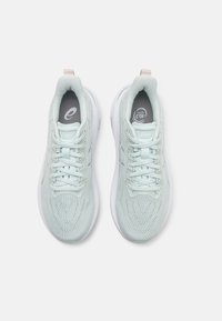 Lys mintgrønne træningssko med en tekstureret mesh-overdel, hvid mellemsåle, snørelukning og grå indersål, med ASICS-logo.