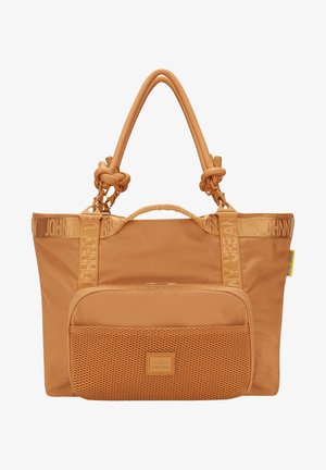 Torba typu tote w beżowym materiale z teksturowaną siateczkową kieszenią z przodu, podwójnym uchwytem w formie węzła i tłoczonym paskiem z logo. Posiada zamek błyskawiczny i akcenty detali.