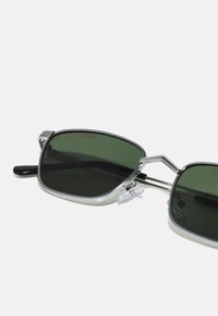 Urban Classics SUNGLASSES KALYMNOS WITH CHAIN UNISEX - Ochelari de soare - silver-coloured/green