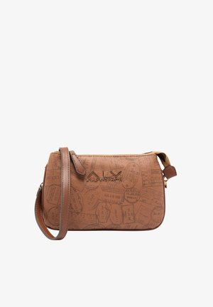 Borsa a mano marrone con stampa a tema viaggio testurizzata, cerniera dorata e tracolla regolabile. Presenta un dettaglio con il logo sul davanti. Forma rettangolare.