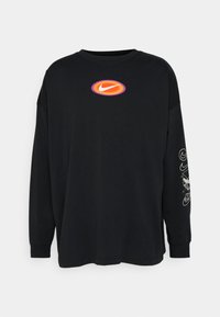 Musta pitkähihainen T-paita puuvillasta, pyöreällä pääntiellä, jossa on värikäs Nike-logo rinnassa ja grafiikkaa hihassa.