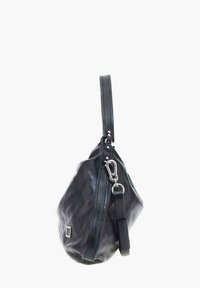 Borsa a spalla in pelle nera con silhouette arrotondata, chiusura con cerniera e dettagli in metallo argentato. Presenta una tracolla lunga e regolabile.