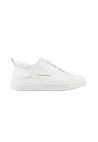 Sneaker bianco realizzato in pelle liscia, con punta rotonda, design minimalista, cuciture sottili e suola testurizzata. Accent logo argentato.