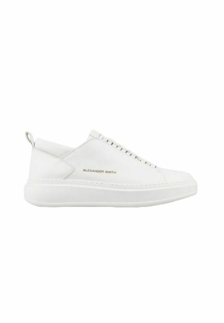 Sneaker bianco realizzato in pelle liscia, con punta rotonda, design minimalista, cuciture sottili e suola testurizzata. Accent logo argentato.