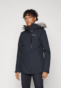 Chaqueta negra con capucha, hecha de material impermeable, con un borde de pelo, bolsillos con cremallera, puños elásticos y una cintura ajustada para mantener el calor.