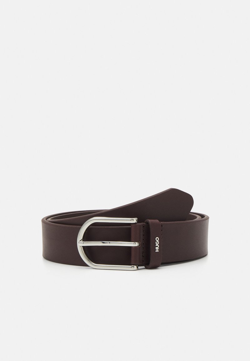 Cintura in pelle marrone con fibbia in metallo argentato, caratterizzata da una texture liscia e un design snello, etichettata con "HUGO".