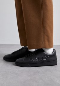 Baskets Bally Femmes Taille 39 Noir Cuir Avec Velcro - Occasion Très Bon état