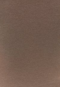 Bruine rekbare stof met een gladde, gelijkmatige textuur en een geribbeld patroon, geschikt voor aansluitende kleding of legging.