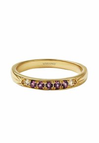 Anillo de banda de oro con cinco piedras moradas y una clara, con un acabado liso y un sutil grabado en forma de hoja a los lados.