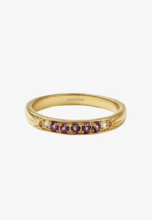 Anillo de banda de oro con cinco piedras moradas y una clara, con un acabado liso y un sutil grabado en forma de hoja a los lados.