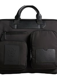 Sort nylon laptop taske med to lynlåslommer foran og en struktureret læderdetalje. Inkluderer to håndtag og et logo-patch.