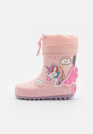 Botte de pluie rose pour enfants avec une licorne, des étoiles, des nuages souriants, des ailes roses et le texte « crois en la magie » sur la semelle.