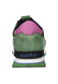 Baskets avec une tige en daim vert, un talon en synthétique rose, des accents noirs, et une semelle blanche avec un logo bleu et une semelle extérieure verte.