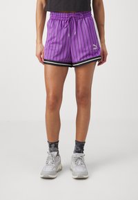 Fialové sportovní kraťasy s černými vertikálními pruhy, elastickým pasem a stahovací šňůrkou. Černý lem na lemu, vyrobené z prodyšného síťovaného materiálu.