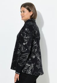 Czarny sweatshirt z białym wzorem przedstawiającym motywy niebieskie i morskie, z kołnierzykiem i ściągaczami na rękawach. Rozszerzany krój.