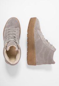 Szare zamszowe botki za kostkę z teksturowaną gumową podeszwą, okrągłym noskiem i sznurówkami. Wyściełane miękkim futerkiem dla komfortu.