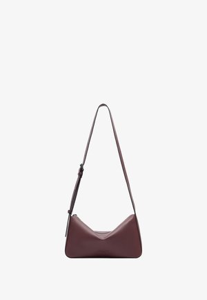 Piccola borsa a tracolla in pelle viola scuro con tracolla regolabile e discreto nome del marchio in rilievo sulla parte anteriore.