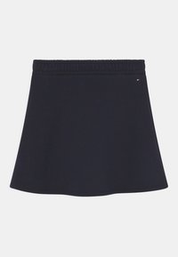 Gonna a ruota blu navy scuro realizzata in tessuto morbido e elasticizzato. Presenta una vita elastica e un design svasato che si allarga verso l'esterno.