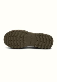 Semelle de chaussure en caoutchouc avec un motif de semelle profonde pour l'adhérence, dans une couleur vert-brun atténuée. Estampillée 'WODEN' près du talon.