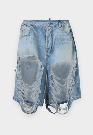 Short en denim bleu clair avec une forte usure et de grands trous effilochés sur les deux jambes avant, suspendu sur un fond uni.