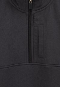 Hanorac negru cu fermoar pe jumătate în față, având o buzunar plat și un material texturat. Design simplu, textură moale și cusături minime.