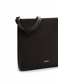 Tumepruun tekstuuriga nahast õlakott, millel on reguleeritav rihm ja väike kuldne "Suri Frey" logo esiküljel alumises nurgas.