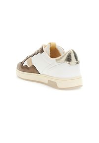 Tennarit matalalla varrella, jotka esittelevät valkoista, ruskeaa ja beigeä värimaailmaa. Silkkinen nahkamateriaali, jossa on teksturoitu metallinen kantapääkoriste. Beiget kumipohjat.