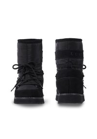 Stivali neri alla caviglia realizzati con una combinazione di nylon e suede, punta tonda, stringati frontalmente e con un marchio distintivo sul retro.