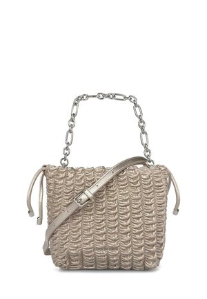 Bolso de mano beige tejido con textura, con asa de cadena plateada y correa de hombro ajustable con cierre de hebilla.