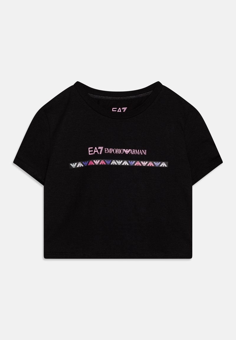 Zwarte cropped t-shirt gemaakt van zachte stof. Heeft een roze en witte logo-print op de borst met een geometrisch patroon. Korte mouwen.