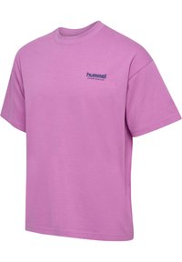 Lyserød bomulds T-shirt med rund halsudskæring. Har korte ærmer og et lille marineblåt logo på venstre bryst, der står "hummel sportswear."