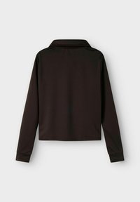 Svart kortärmad långärmad skjorta med krage. Tillverkad av ett slätt material, har en enkel design och manschetter med knappar. Inga mönster eller dekorationer.