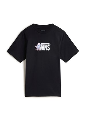 Czarna koszulka Vans z małym logo Vans na piersi, z pastelowymi kwiatowymi i abstrakcyjnymi kształtami nachodzącymi na tekst.