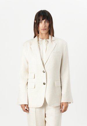 Beige skreddersydd blazer med avslappet passform, en-knapp design, to frontlommer og en knappelukking. Mykt, strukturert stoff.