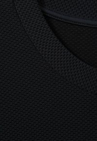 Material textil negru, cu o textură și un model țesut, având un decolteu rotunjit. Materialul prezintă un design discret în rețea, creând o adâncime vizuală.