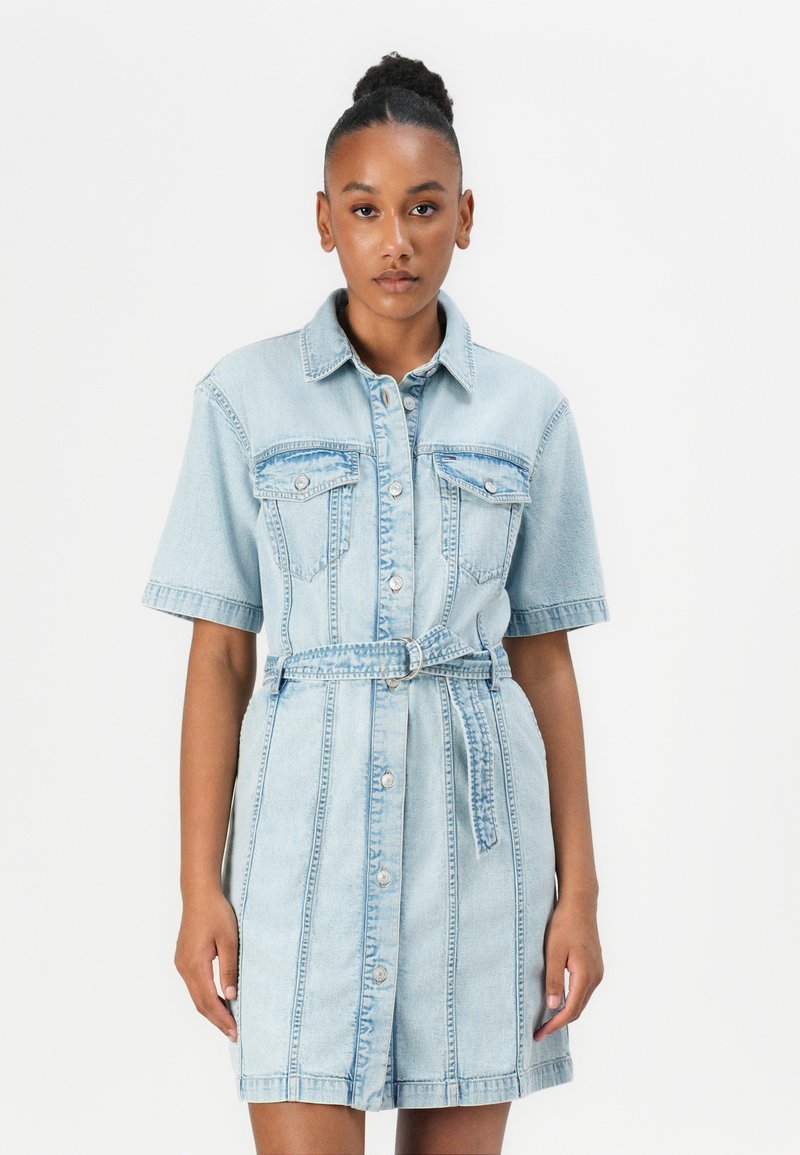 Tommy Jeans BELTED TRUCKER DRESS - Denim dress - denim light