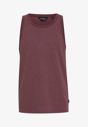 Maroon tank topp laget av myk fabric, med rund hals, brede ermehull, og en liten brodert logo på brystet. Normal passform.