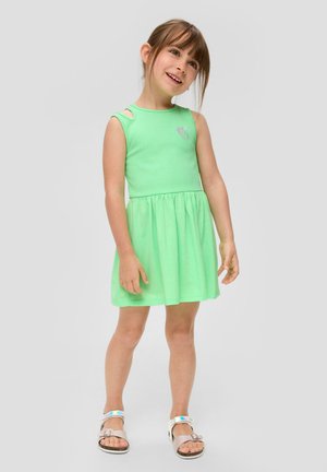 Grünes Baumwollkleid ohne Ärmel mit tailliertem Oberteil und schwingendem Rock. Es hat ein kleines Erdbeer-Graphic und Ausschnittdetails an den Schultern.