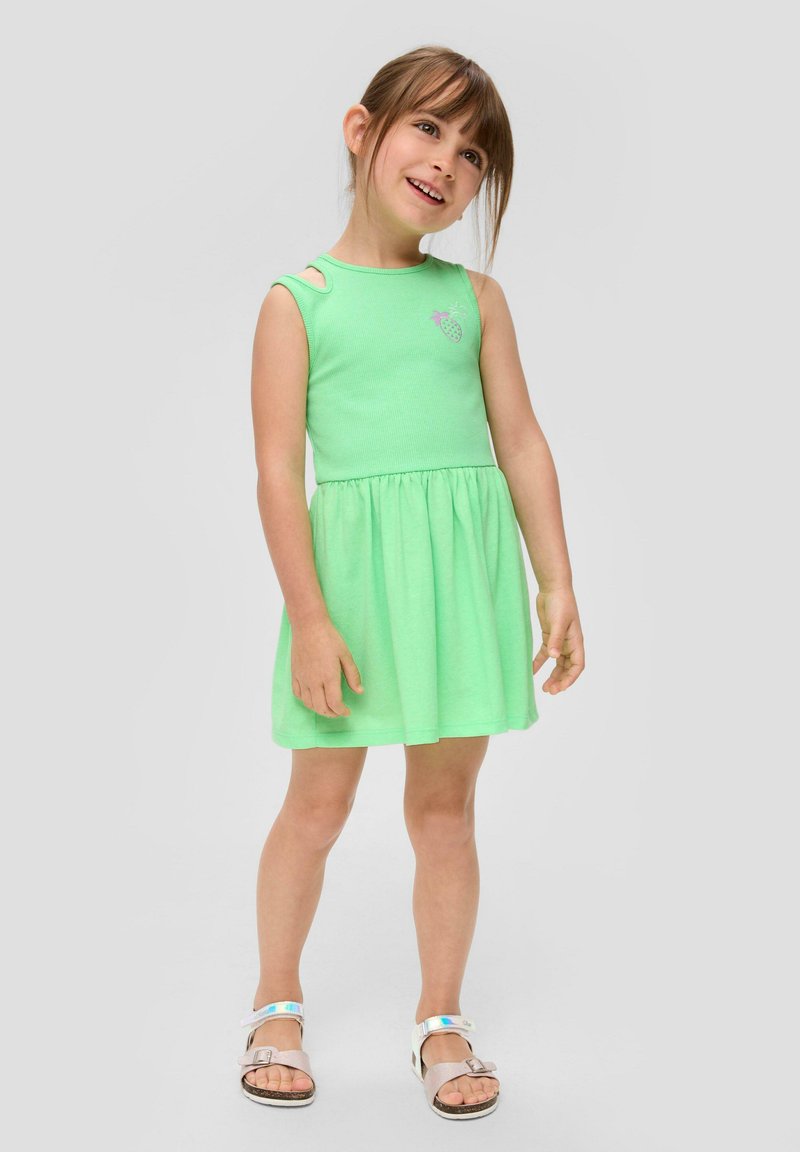 Grünes Baumwollkleid ohne Ärmel mit tailliertem Oberteil und schwingendem Rock. Es hat ein kleines Erdbeer-Graphic und Ausschnittdetails an den Schultern.