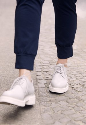 Marco Tozzi Veterschoenen - light grey