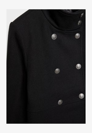 Czarny płaszcz wełniany z wysokim kołnierzem, z sześcioma metalowymi guzikami z przodu i teksturowanym materiałem na powierzchni.