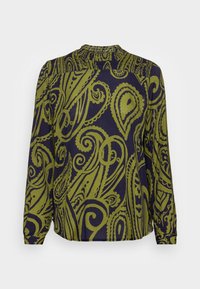 Pitkähihainen paita, jossa tummansininen pohja ja suuret oliivinvihreät paisley-kuviot, korkea kerätty kaulus ja kalvosimet.
